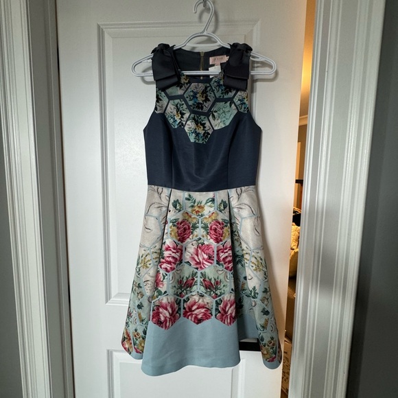 **SOLD** Ted Baker London Size 1 gorgeous dress with side pockets - Picture 1 of 7